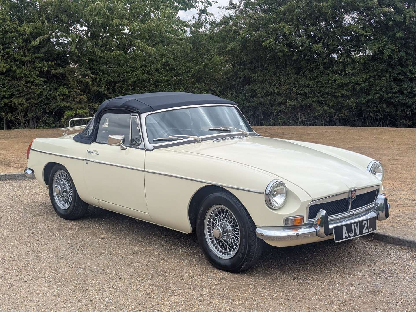 <p>1972 MG B ROADSTER</p>
