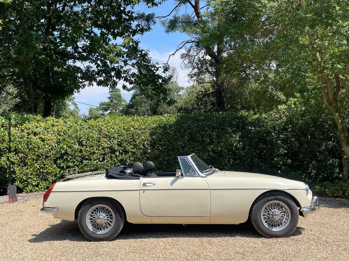 <p>1972 MG B ROADSTER</p>