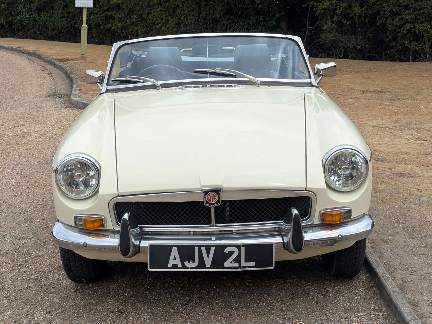 <p>1972 MG B ROADSTER</p>