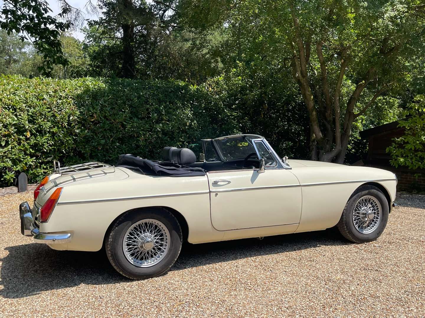 <p>1972 MG B ROADSTER</p>