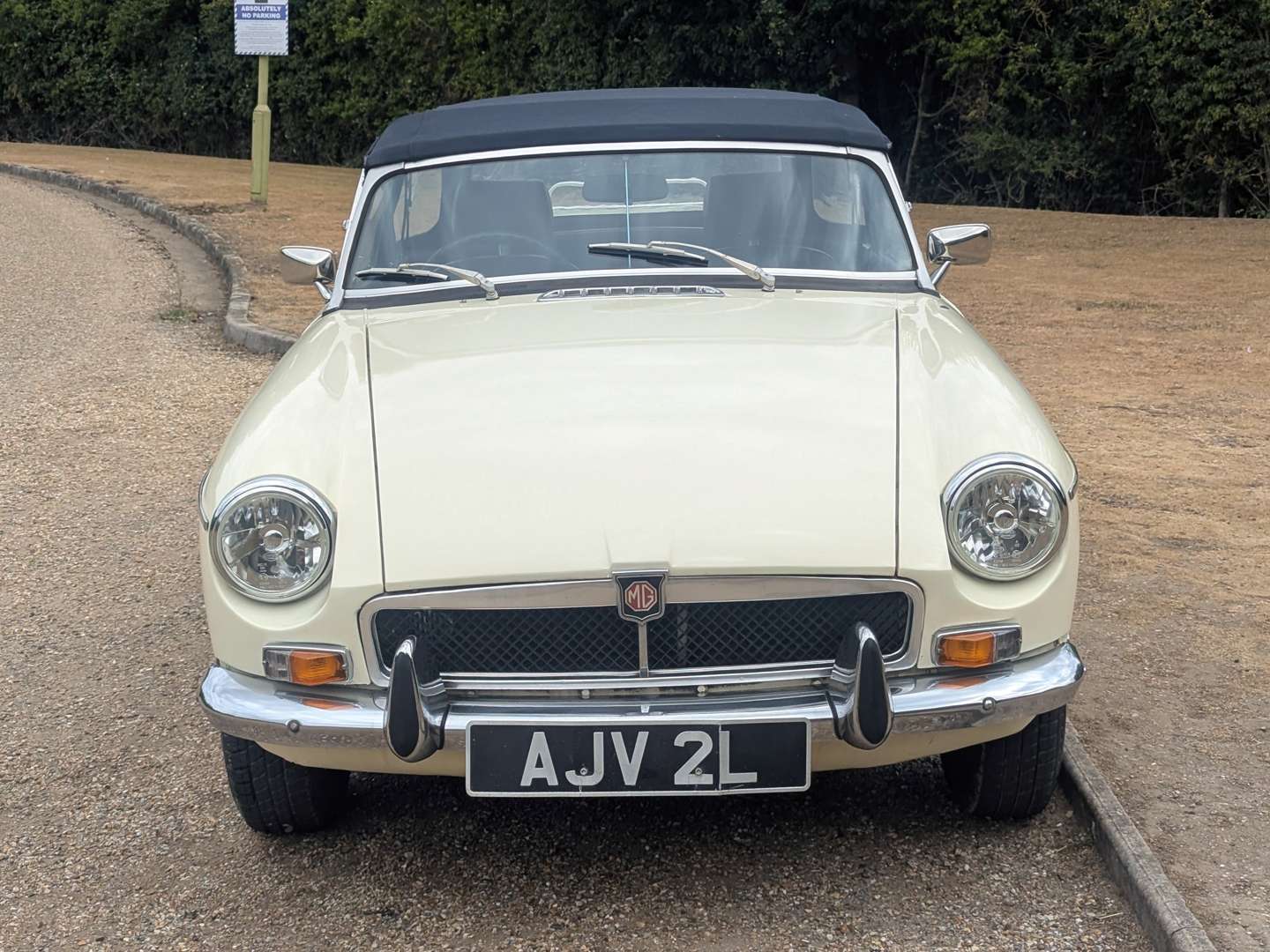 <p>1972 MG B ROADSTER</p>