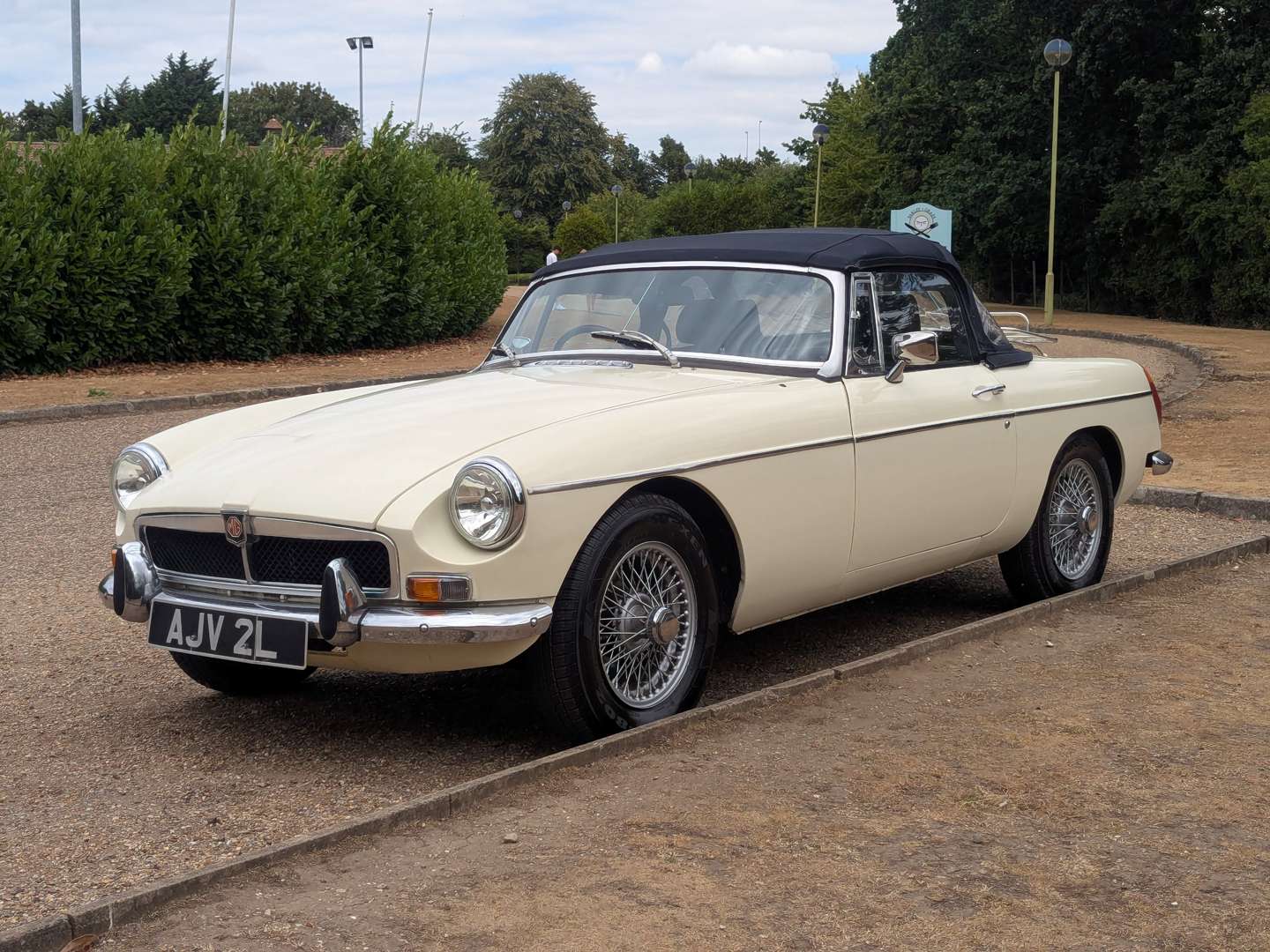 <p>1972 MG B ROADSTER</p>