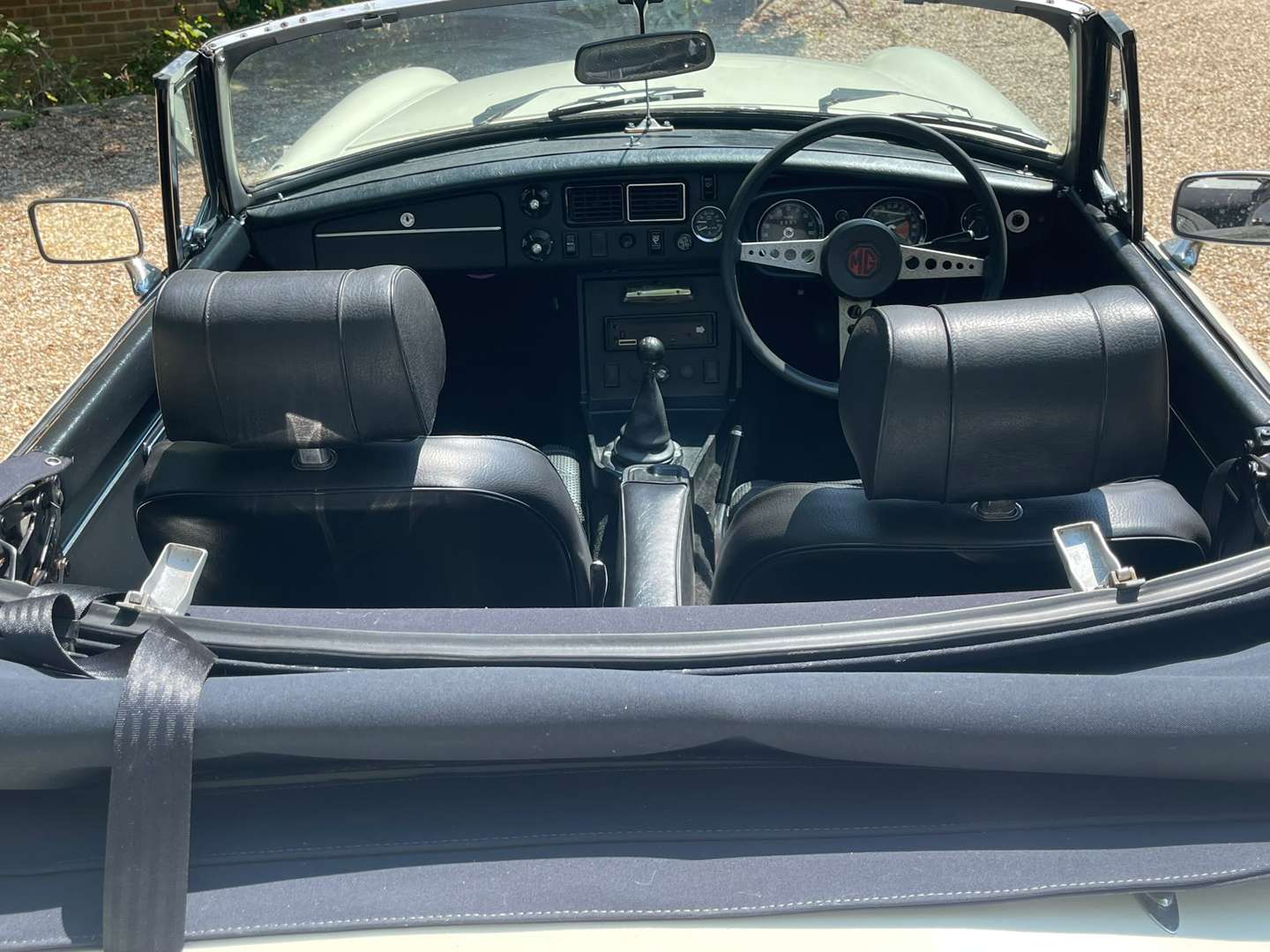 <p>1972 MG B ROADSTER</p>