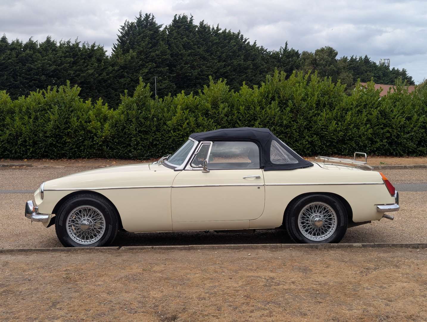 <p>1972 MG B ROADSTER</p>