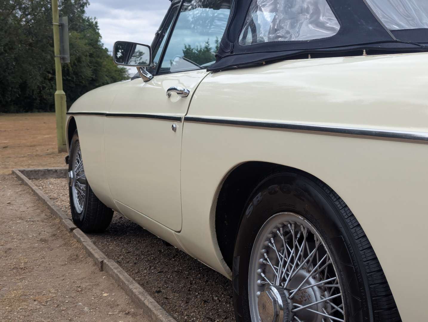 <p>1972 MG B ROADSTER</p>