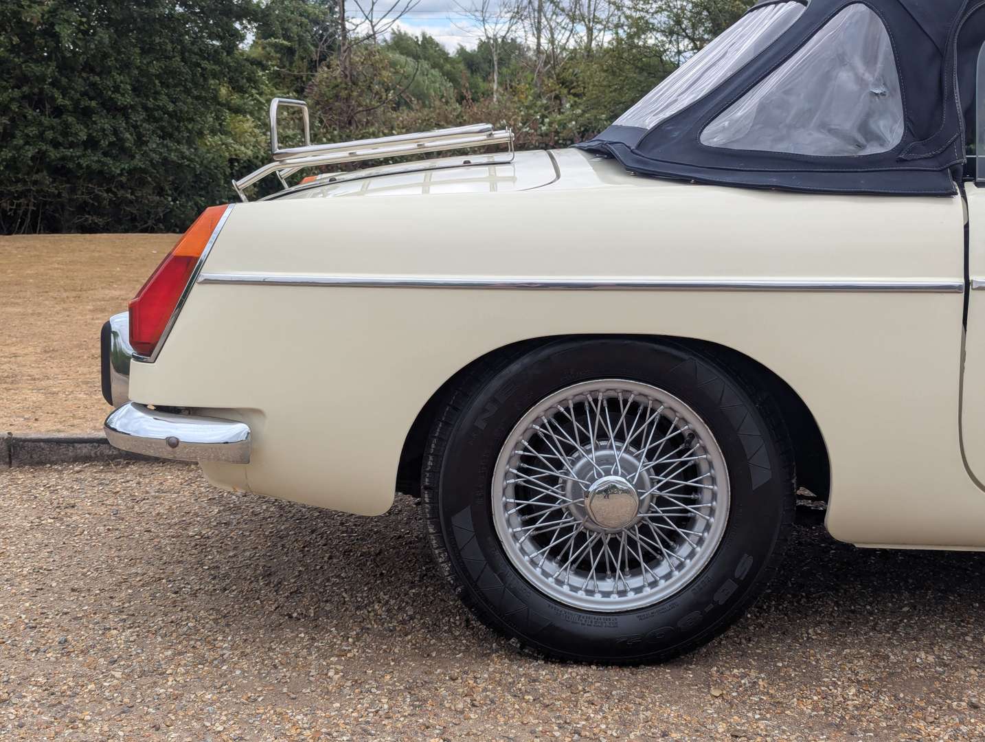<p>1972 MG B ROADSTER</p>