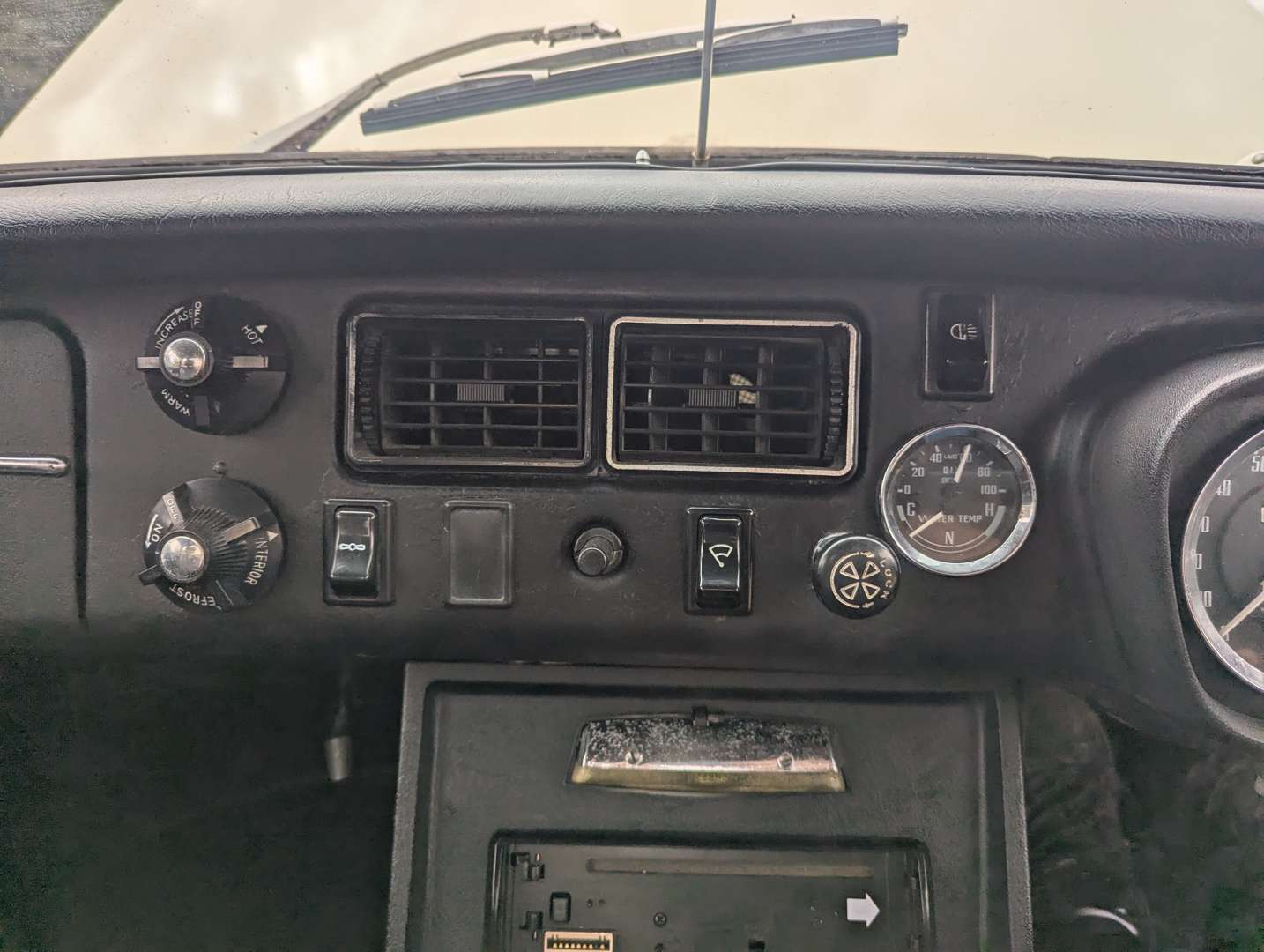 <p>1972 MG B ROADSTER</p>