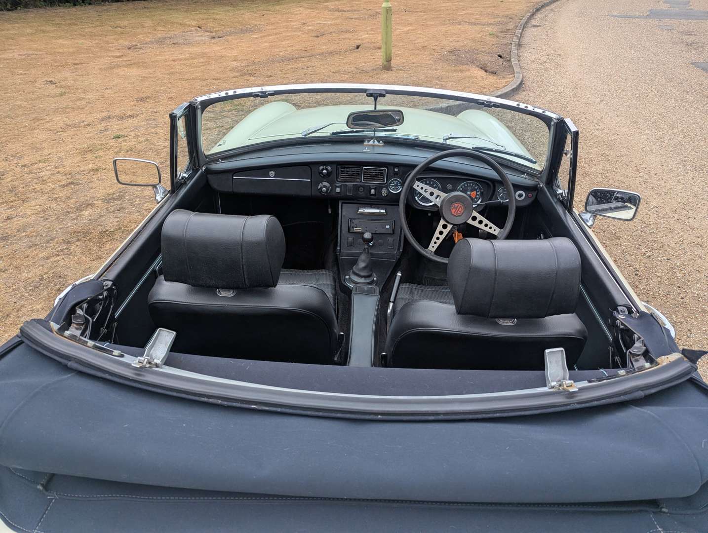 <p>1972 MG B ROADSTER</p>