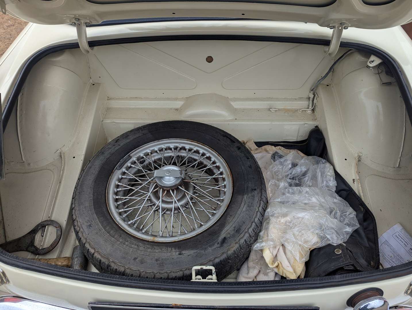 <p>1972 MG B ROADSTER</p>
