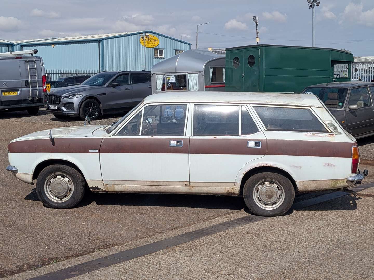 <p>1975 MORRIS MARINA 1.8 SDL ESTATE</p>