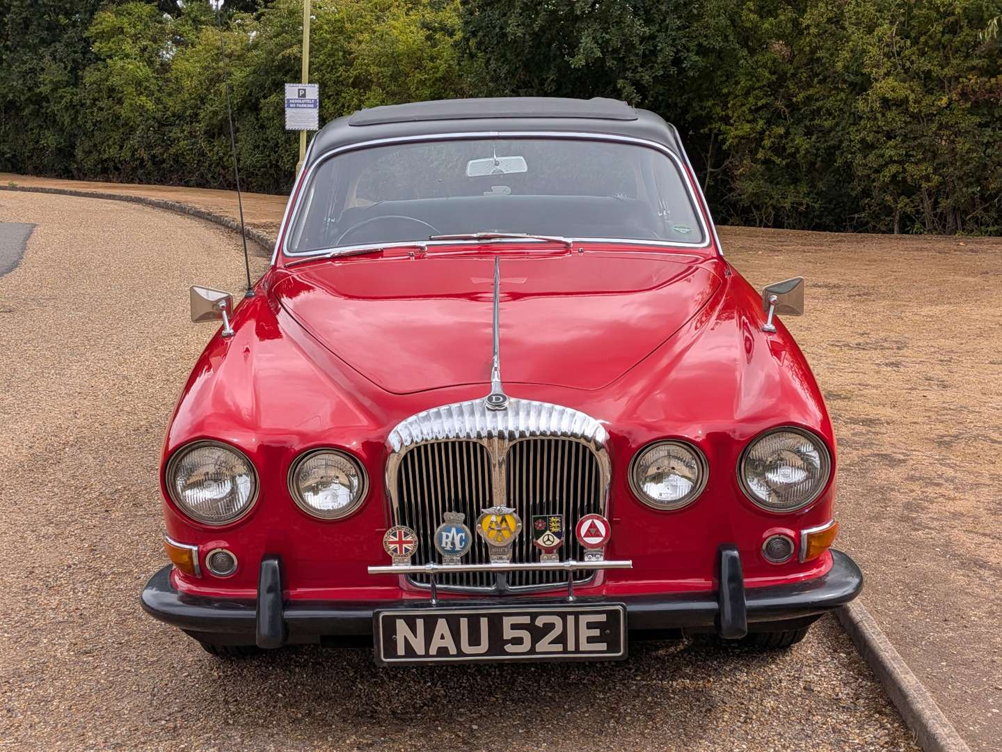 <p>1967 DAIMLER SOVEREIGN 4.2 AUTO</p>