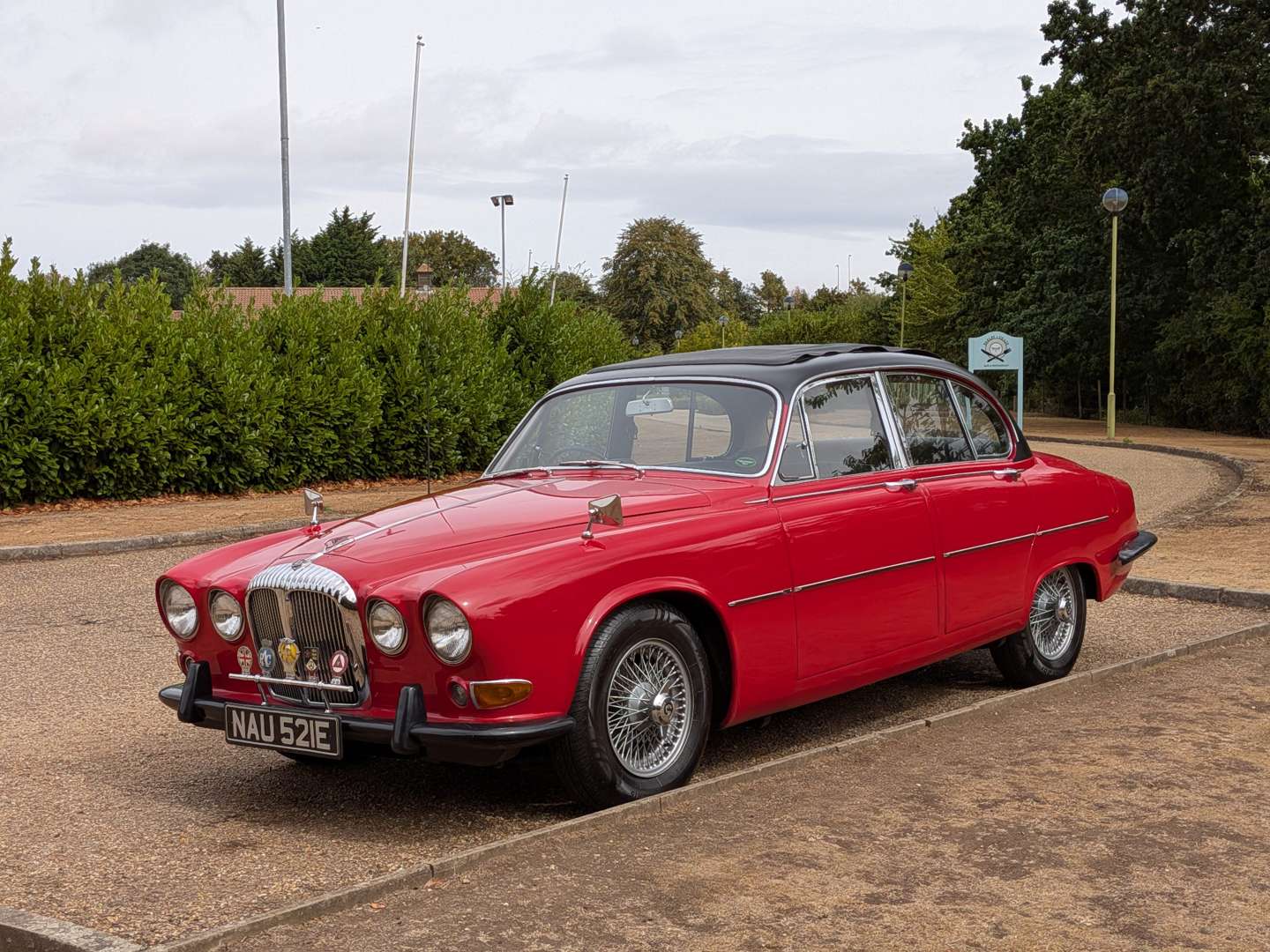 <p>1967 DAIMLER SOVEREIGN 4.2 AUTO</p>