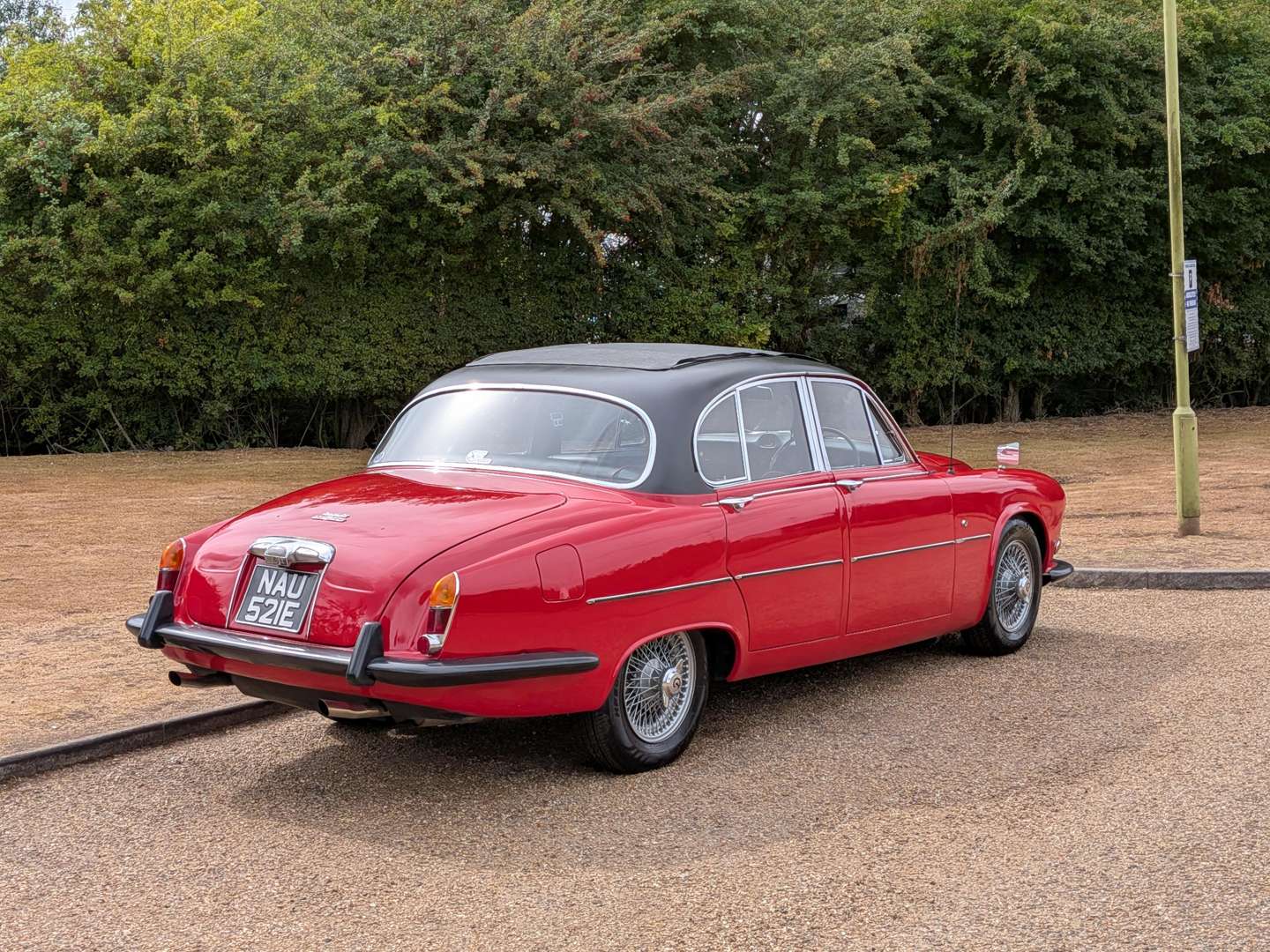 <p>1967 DAIMLER SOVEREIGN 4.2 AUTO</p>