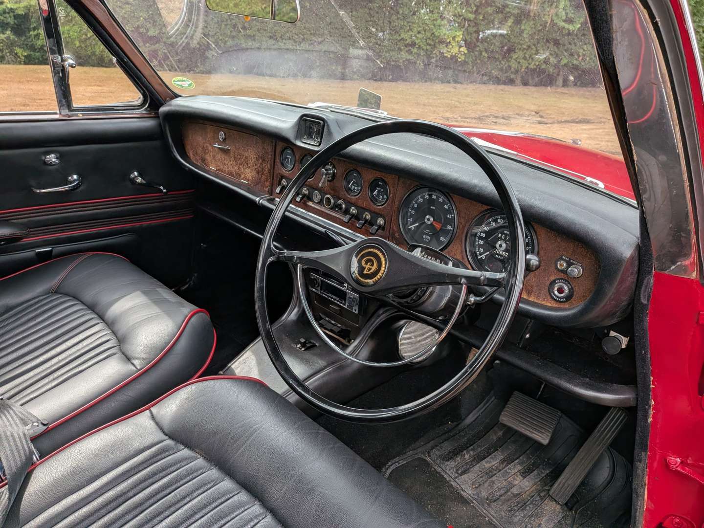 <p>1967 DAIMLER SOVEREIGN 4.2 AUTO</p>