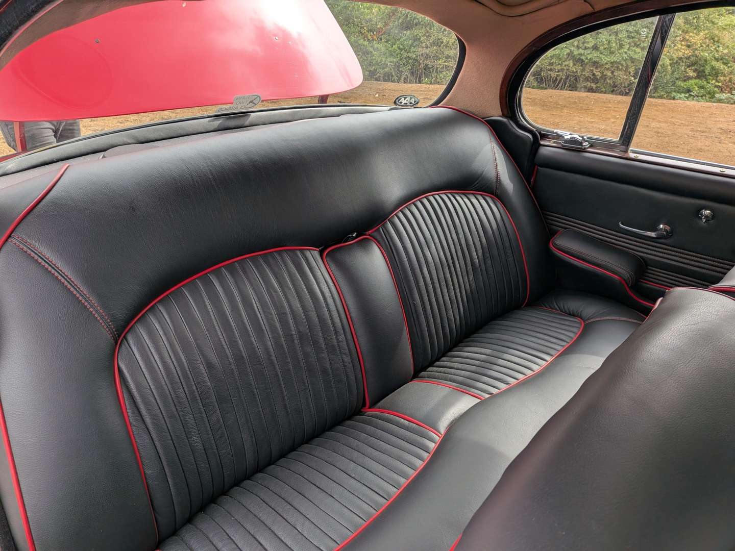 <p>1967 DAIMLER SOVEREIGN 4.2 AUTO</p>