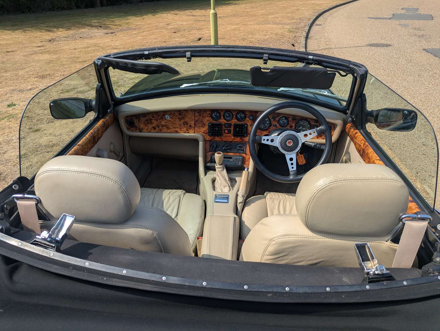 <p>1994 MG RV8</p>