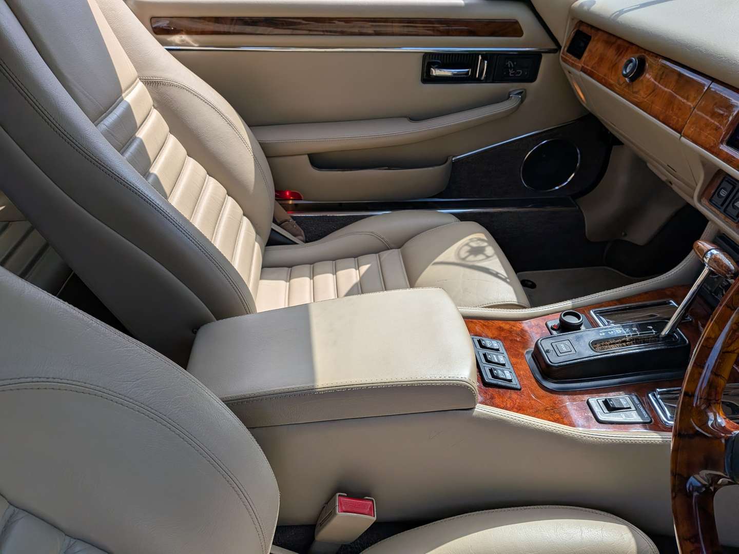<p>1992 JAGUAR XJ-S CONVERTIBLE AUTO</p>