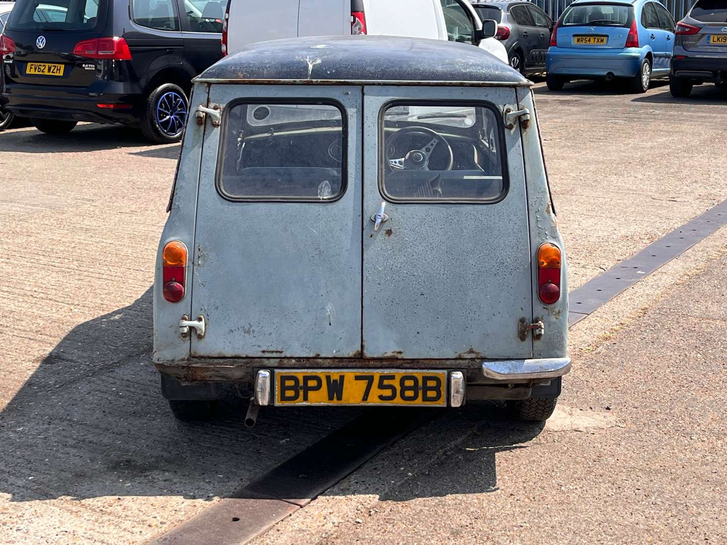 <p>1964 MORRIS MINI ESTATE - ONE OWNER FROM NEW</p>