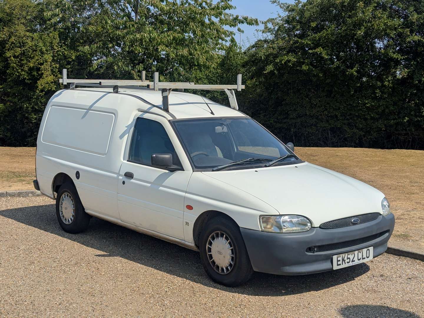 <p>2002 FORD ESCORT VAN 75D</p>