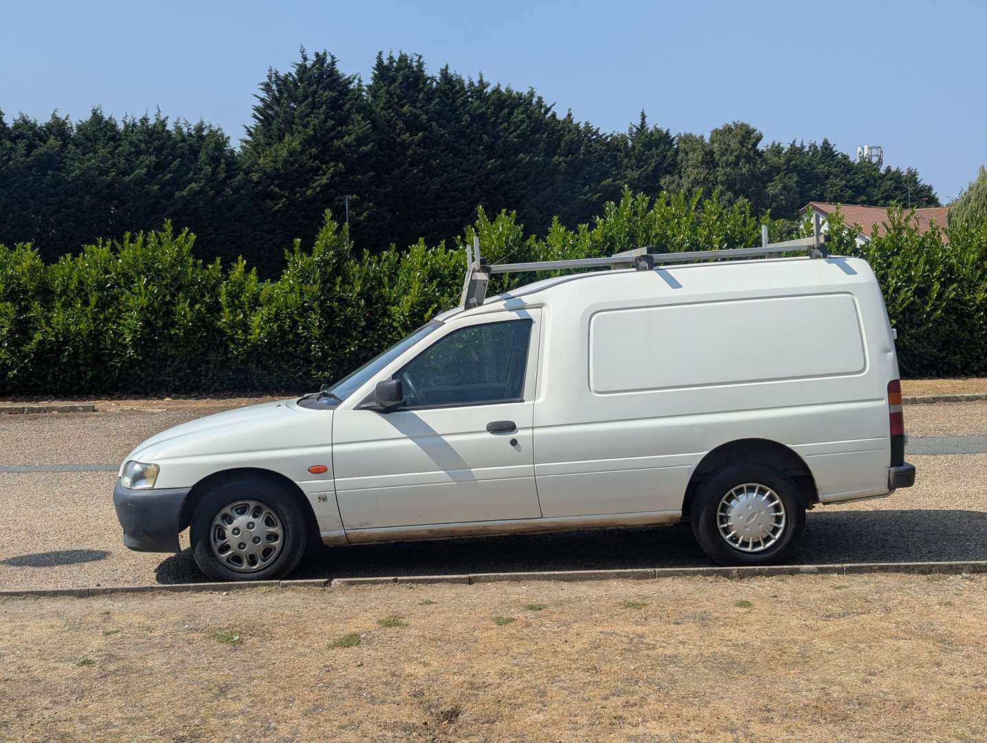 <p>2002 FORD ESCORT VAN 75D</p>