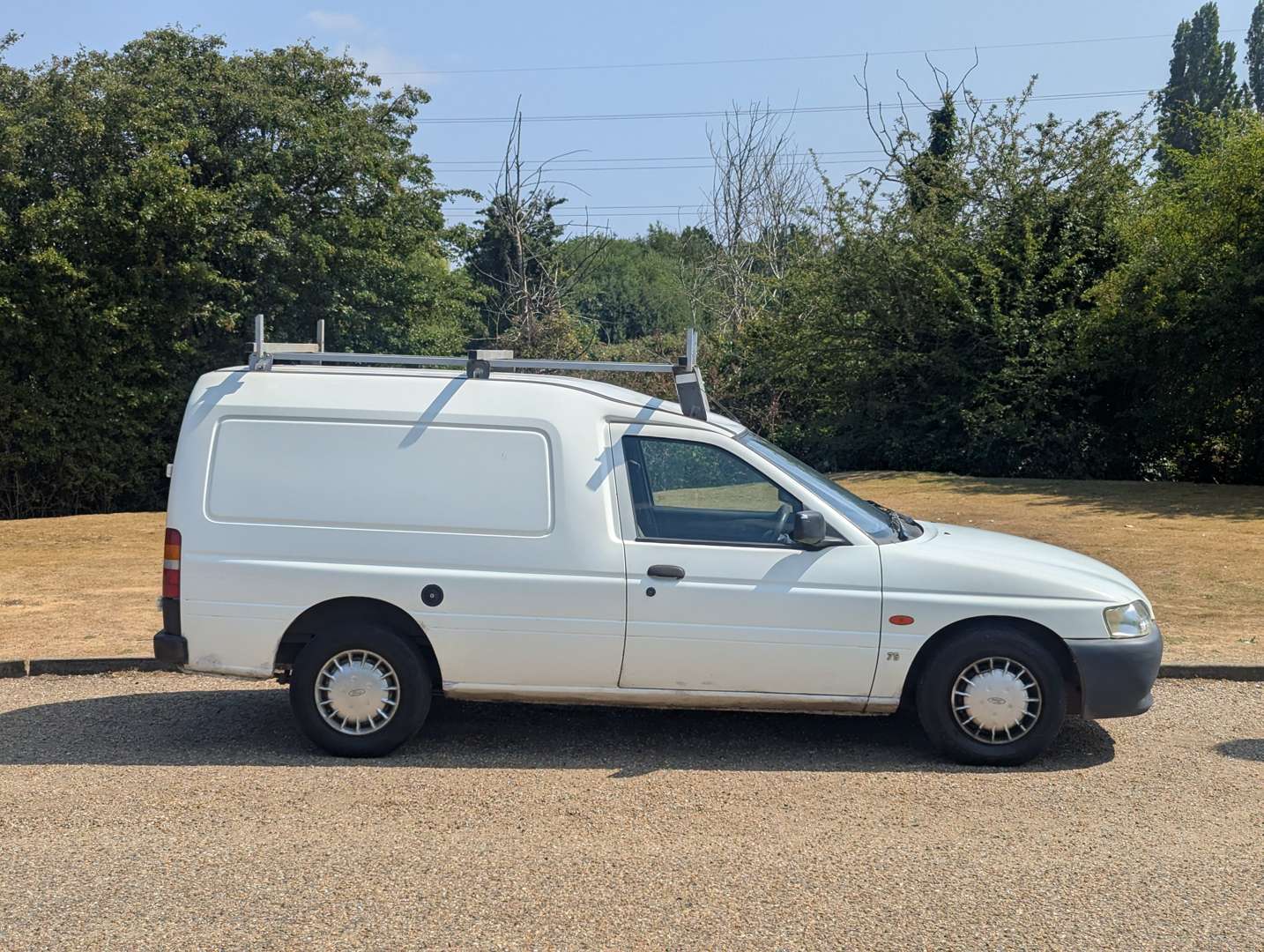 <p>2002 FORD ESCORT VAN 75D</p>