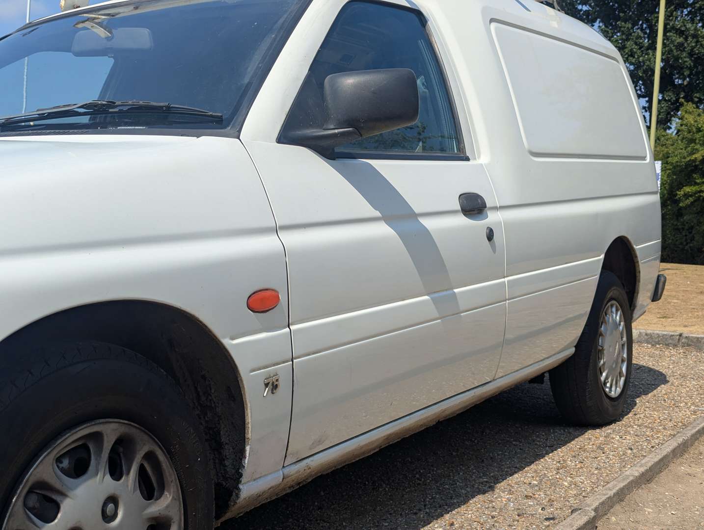 <p>2002 FORD ESCORT VAN 75D</p>