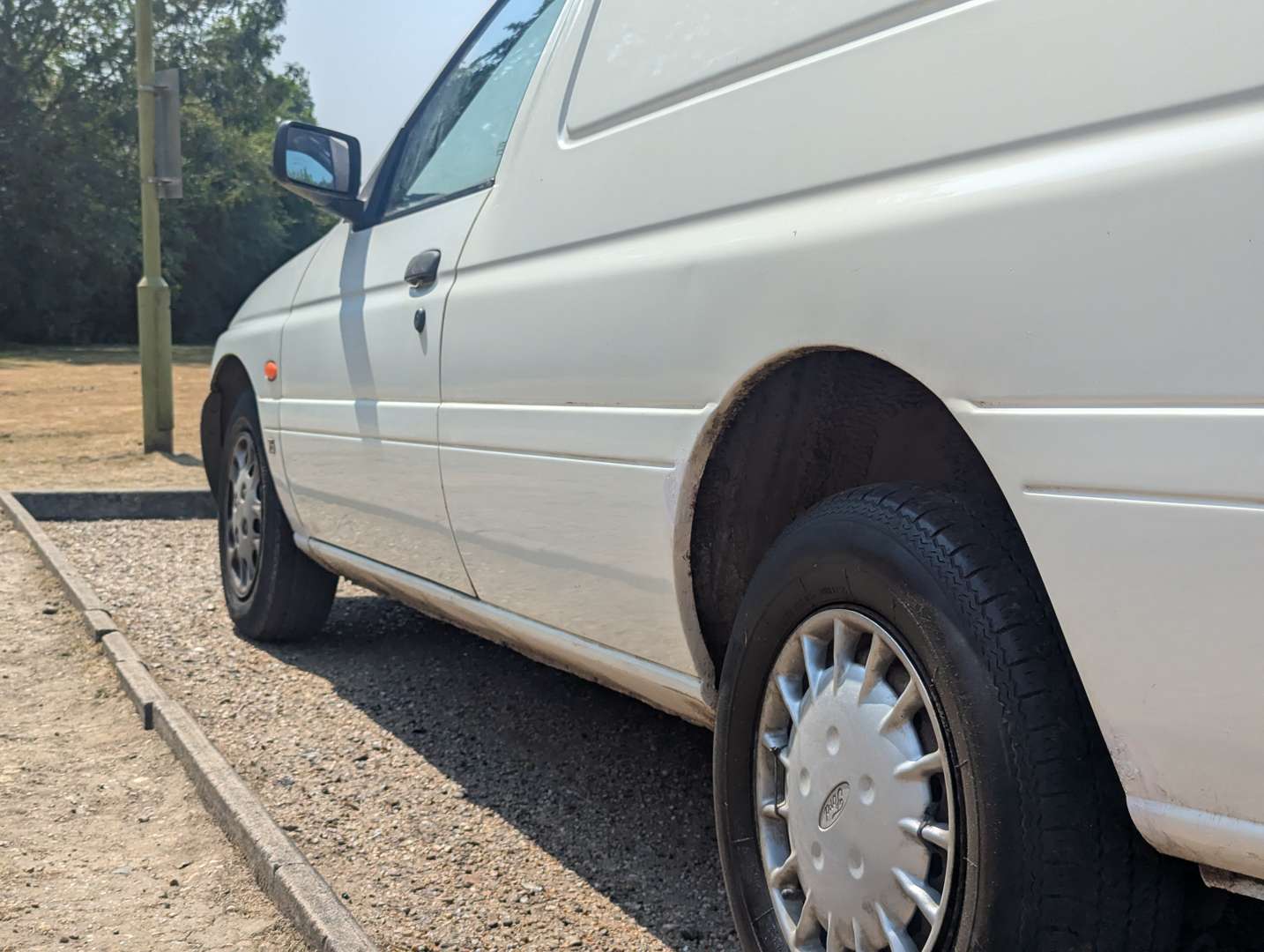 <p>2002 FORD ESCORT VAN 75D</p>