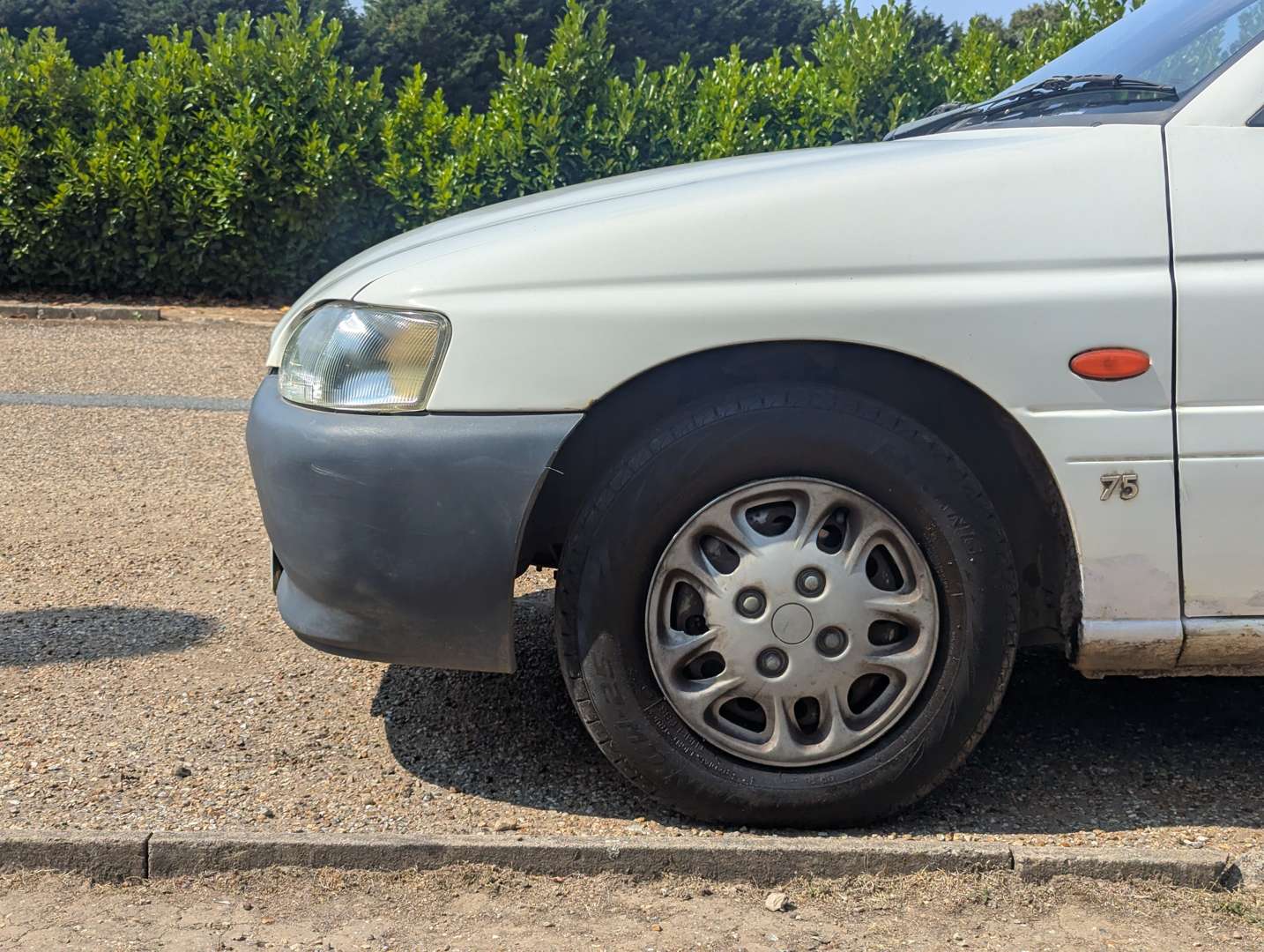 <p>2002 FORD ESCORT VAN 75D</p>