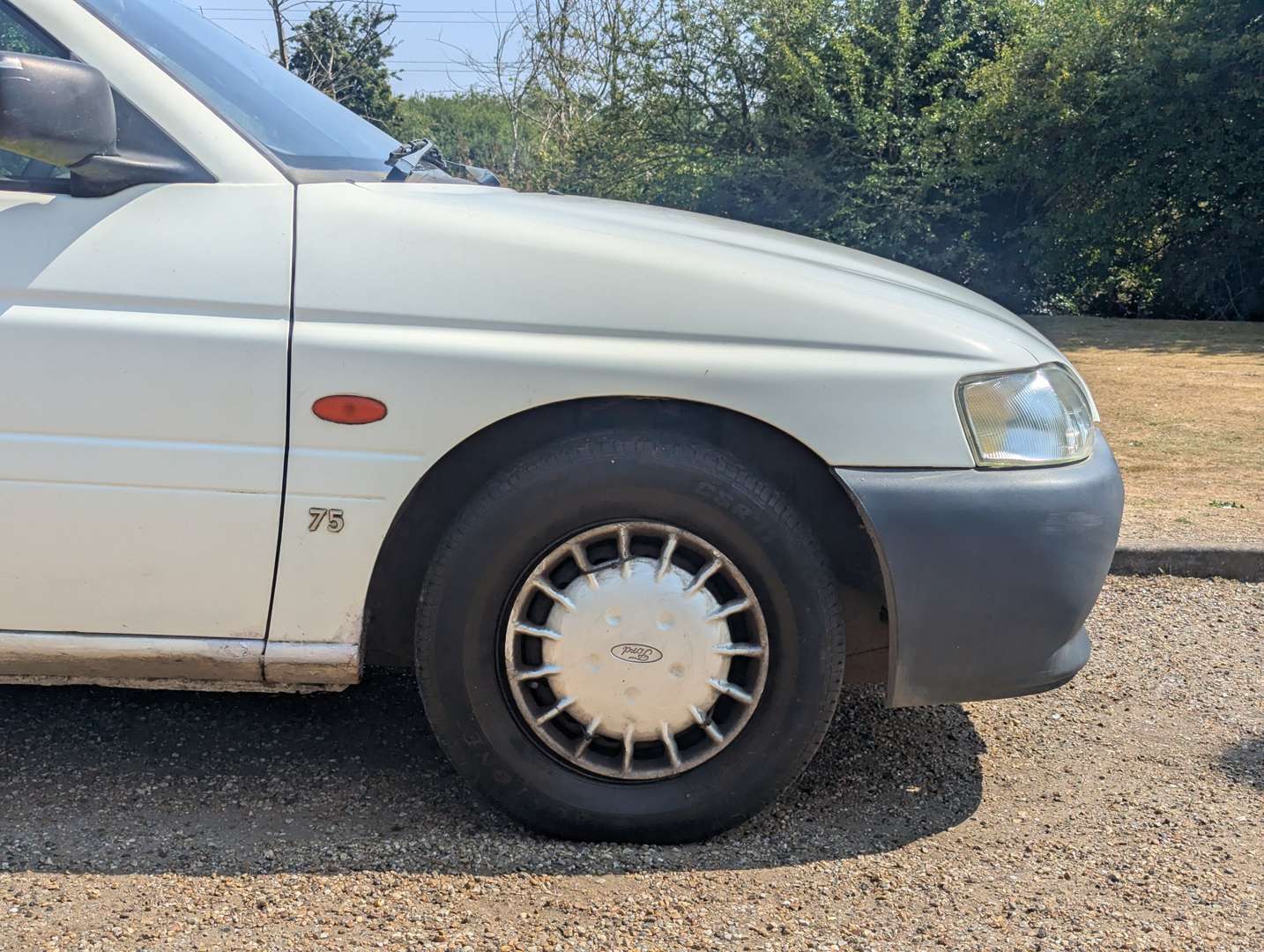 <p>2002 FORD ESCORT VAN 75D</p>