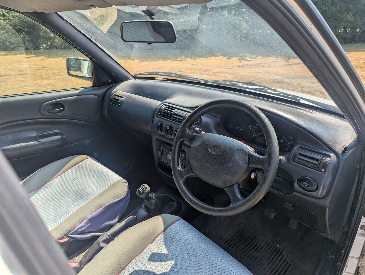 <p>2002 FORD ESCORT VAN 75D</p>