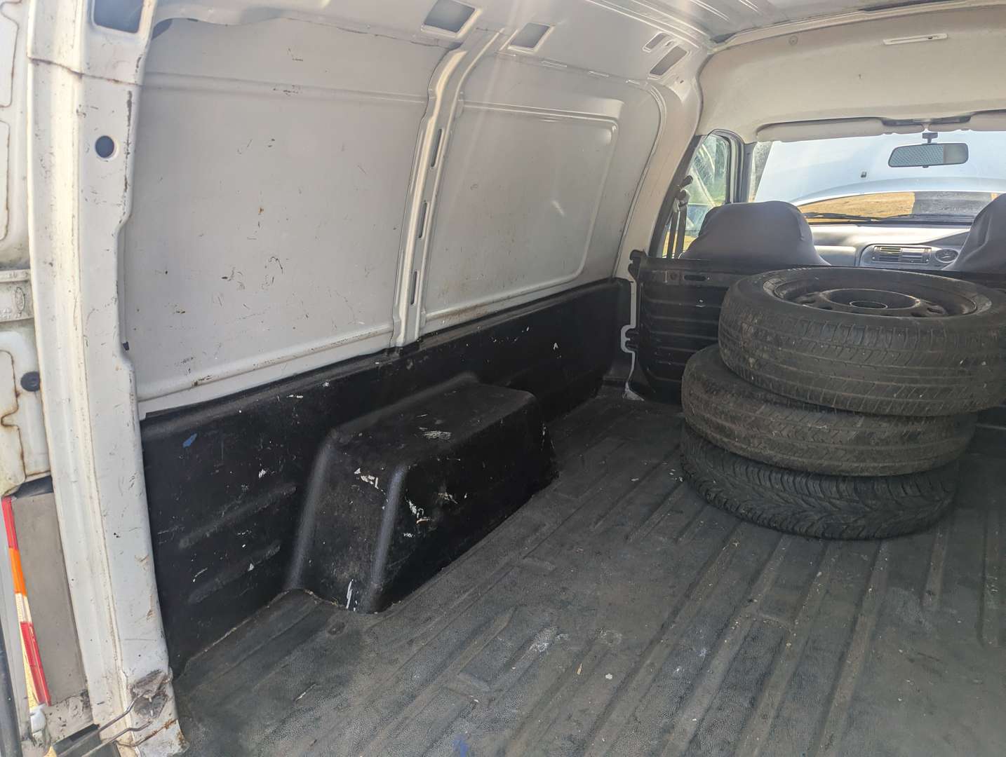 <p>2002 FORD ESCORT VAN 75D</p>