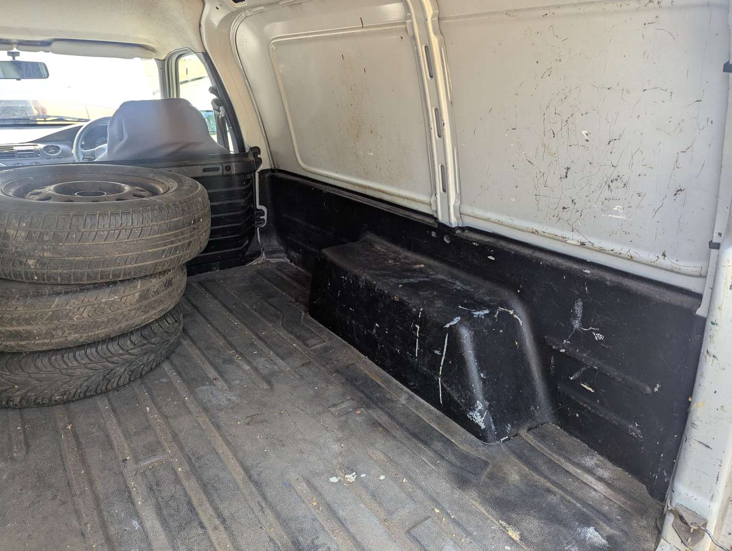 <p>2002 FORD ESCORT VAN 75D</p>