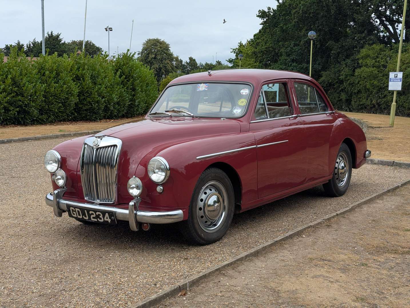 <p>1957 MG MAGNETTE</p>