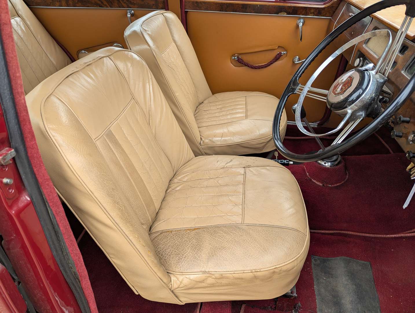 <p>1957 MG MAGNETTE</p>