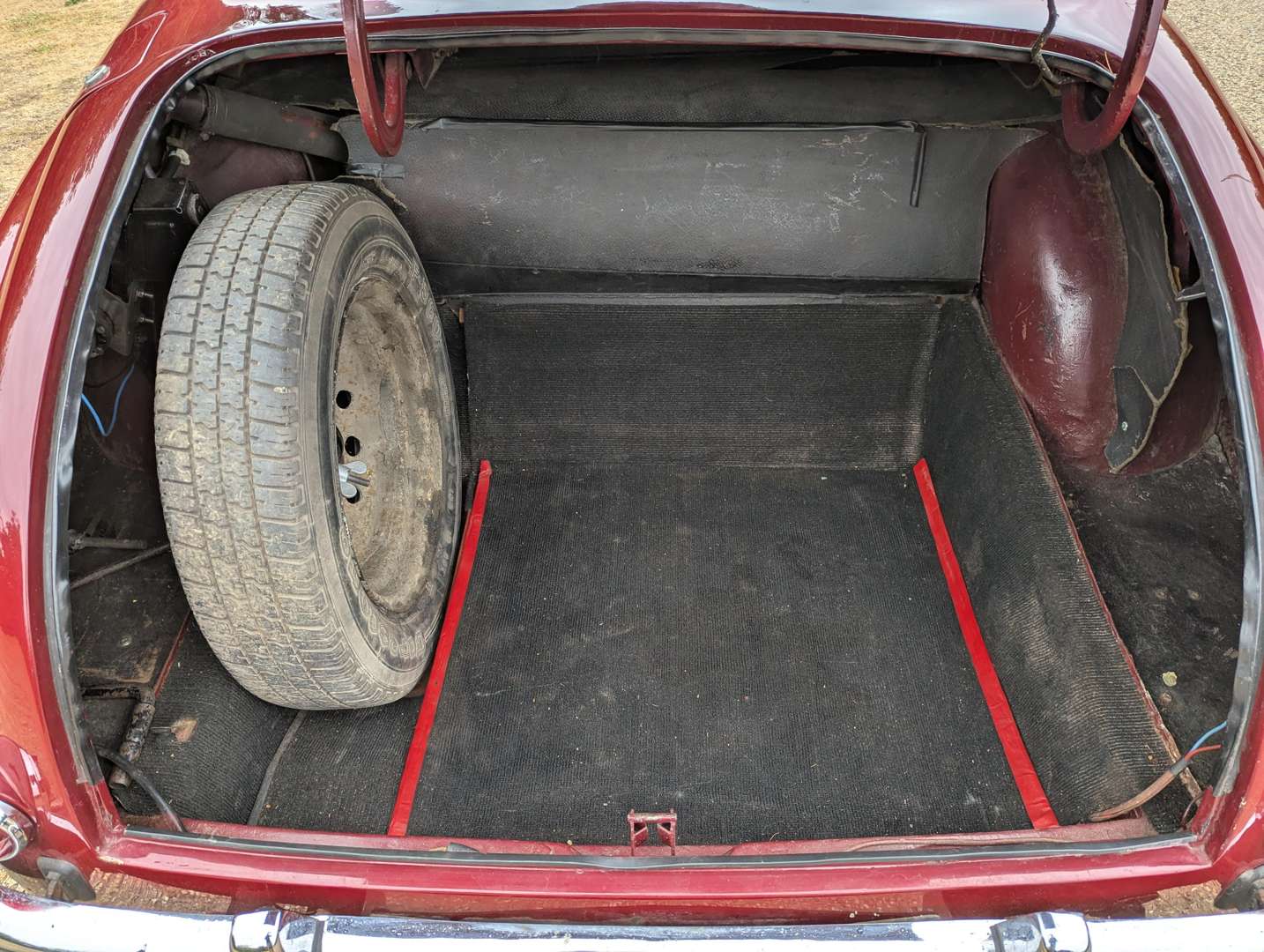 <p>1957 MG MAGNETTE</p>