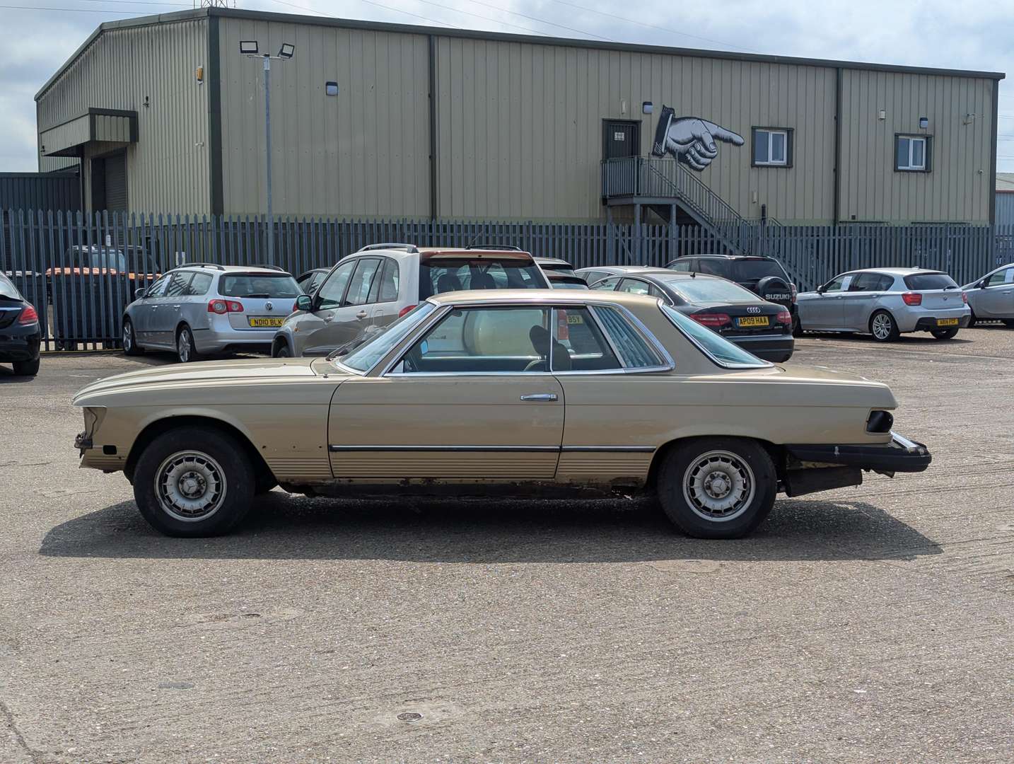 <p>1973 MERCEDES 350SLC C107</p>