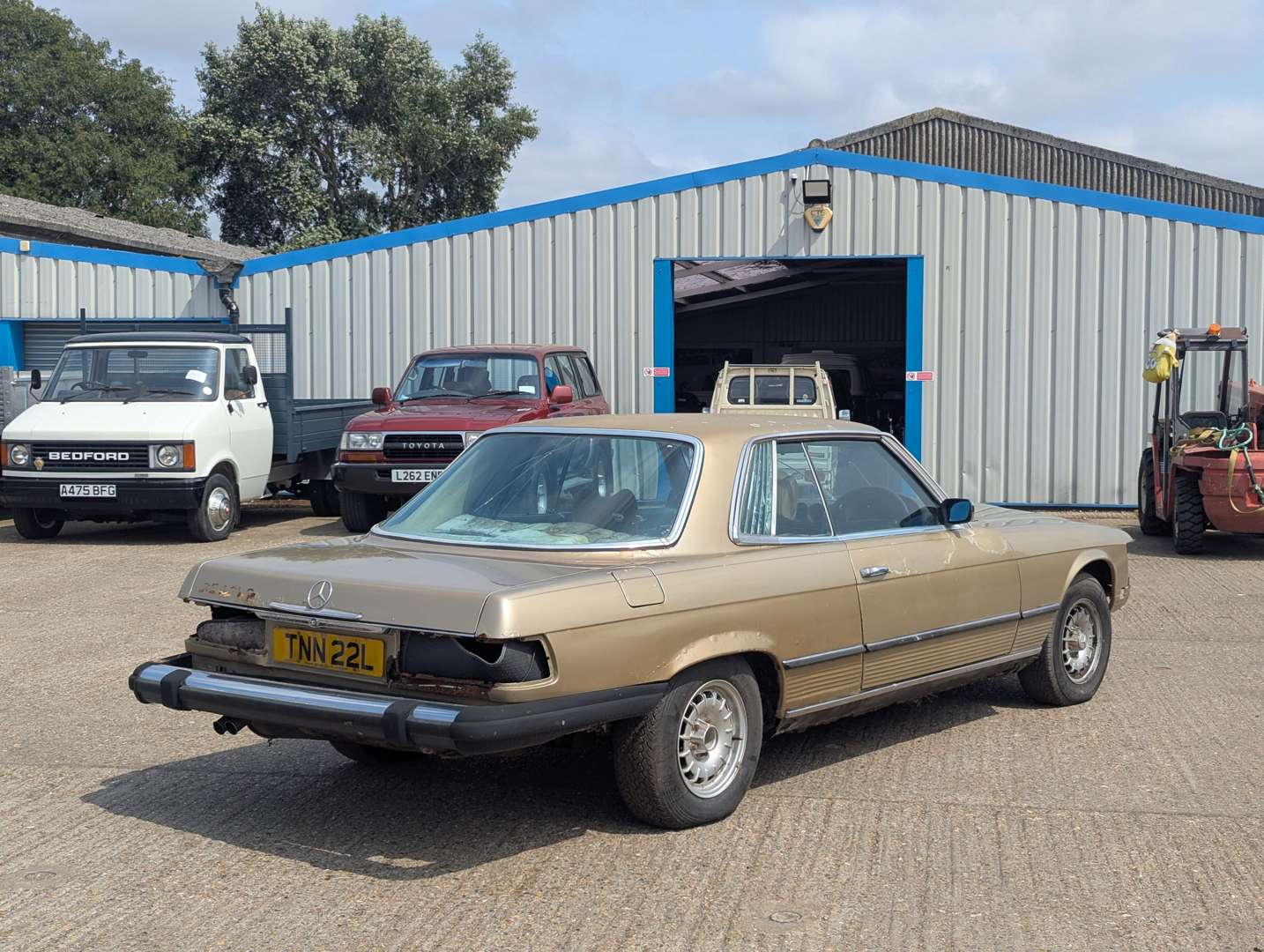<p>1973 MERCEDES 350SLC C107</p>