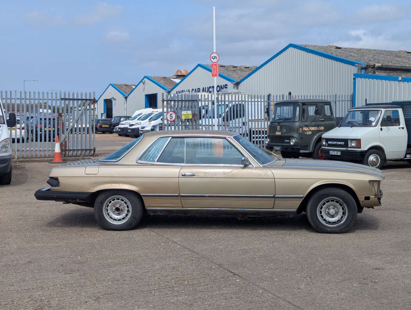 <p>1973 MERCEDES 350SLC C107</p>