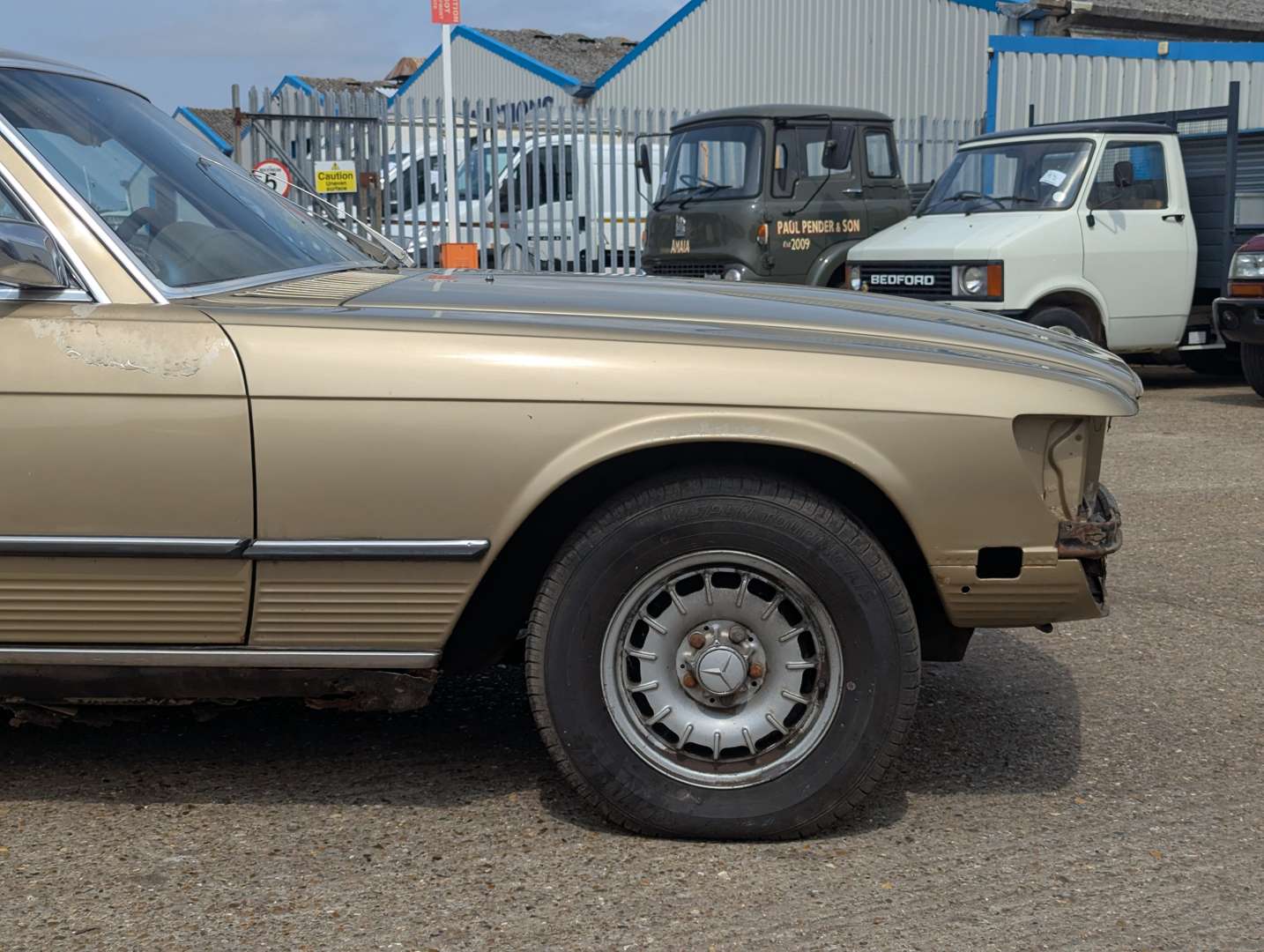 <p>1973 MERCEDES 350SLC C107</p>