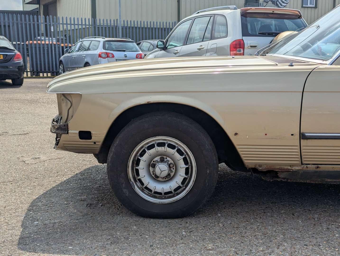 <p>1973 MERCEDES 350SLC C107</p>
