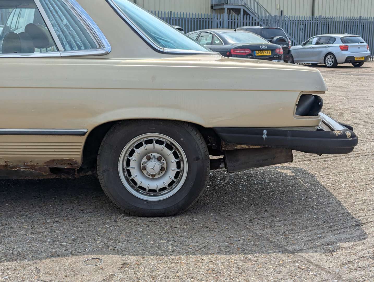<p>1973 MERCEDES 350SLC C107</p>