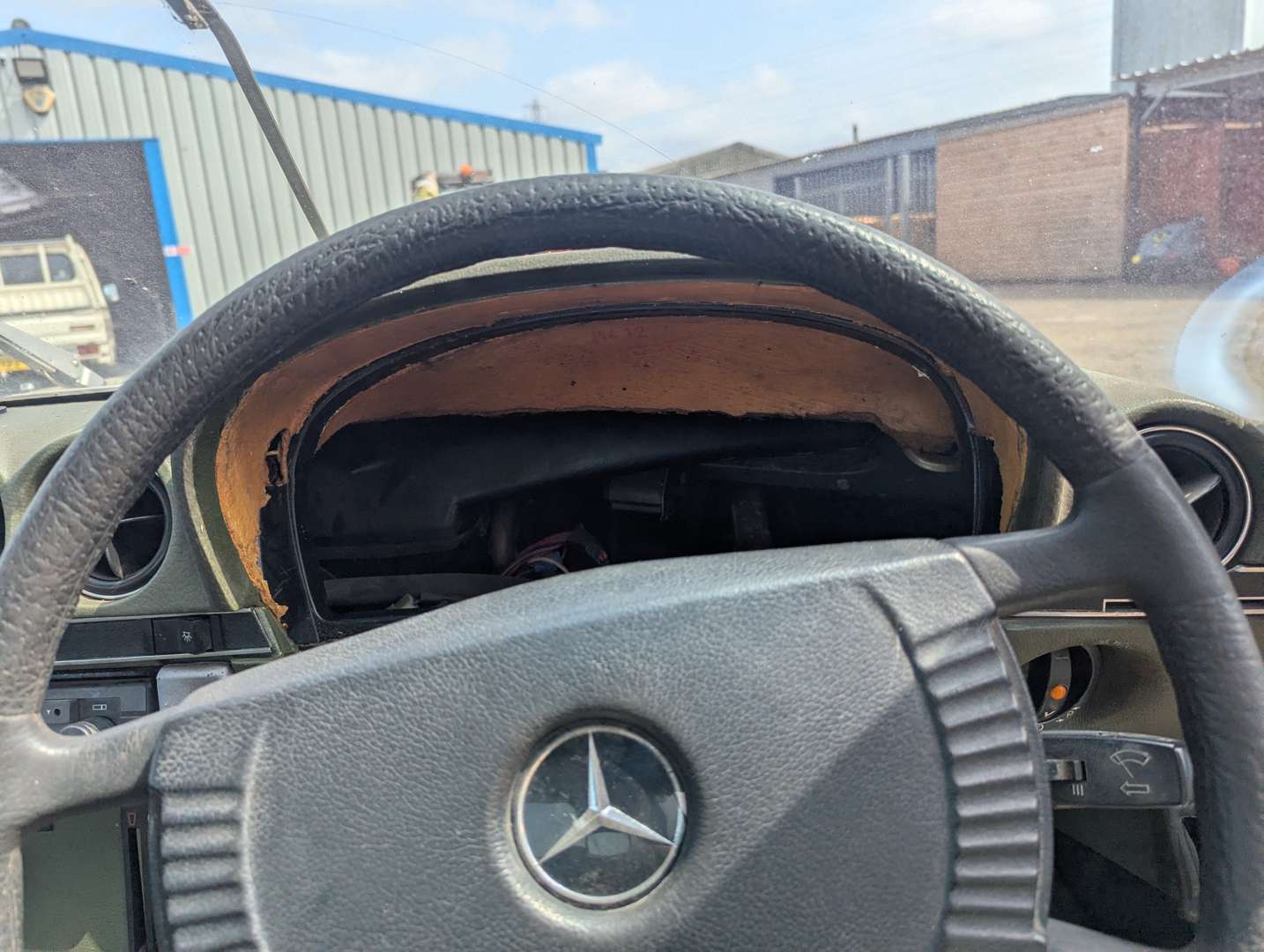 <p>1973 MERCEDES 350SLC C107</p>