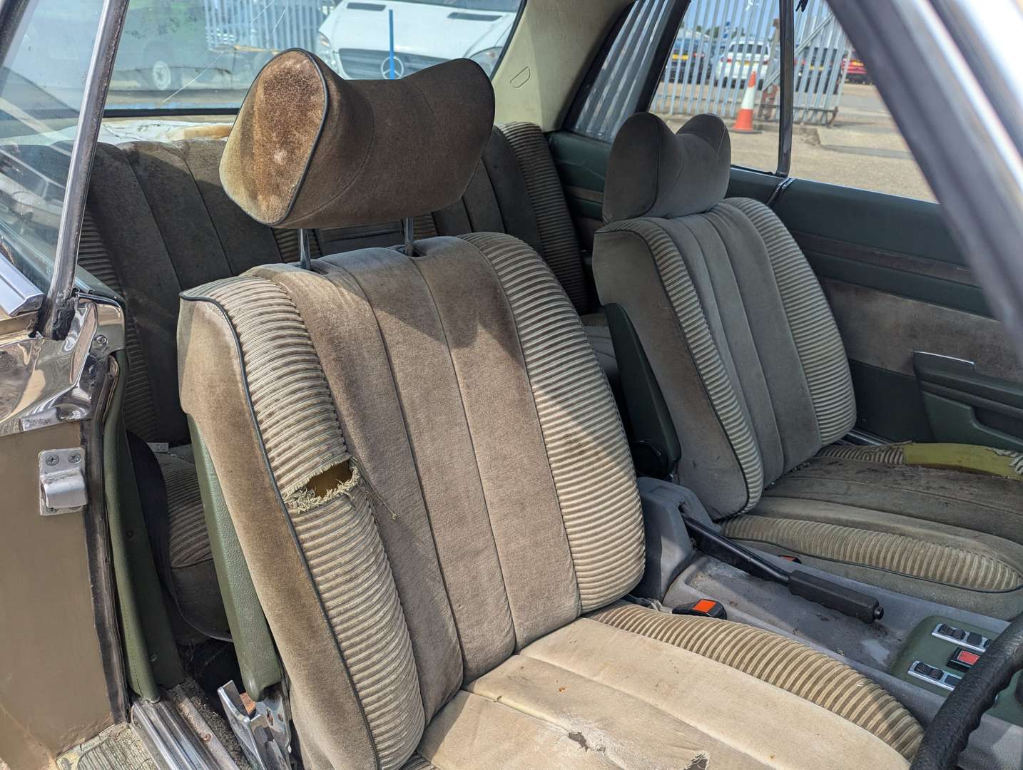 <p>1973 MERCEDES 350SLC C107</p>