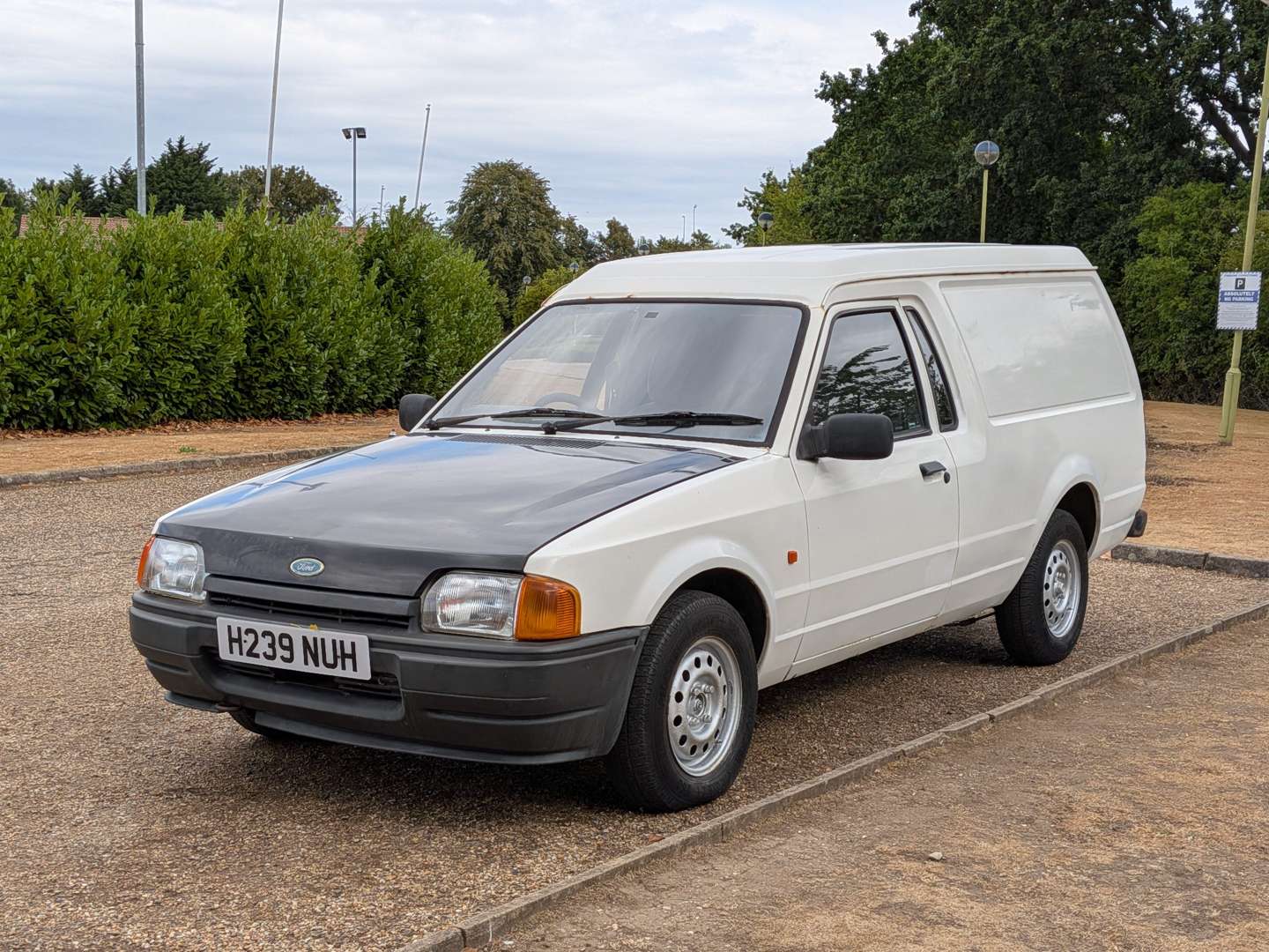 <p>1990 FORD ESCORT 35 VAN</p>