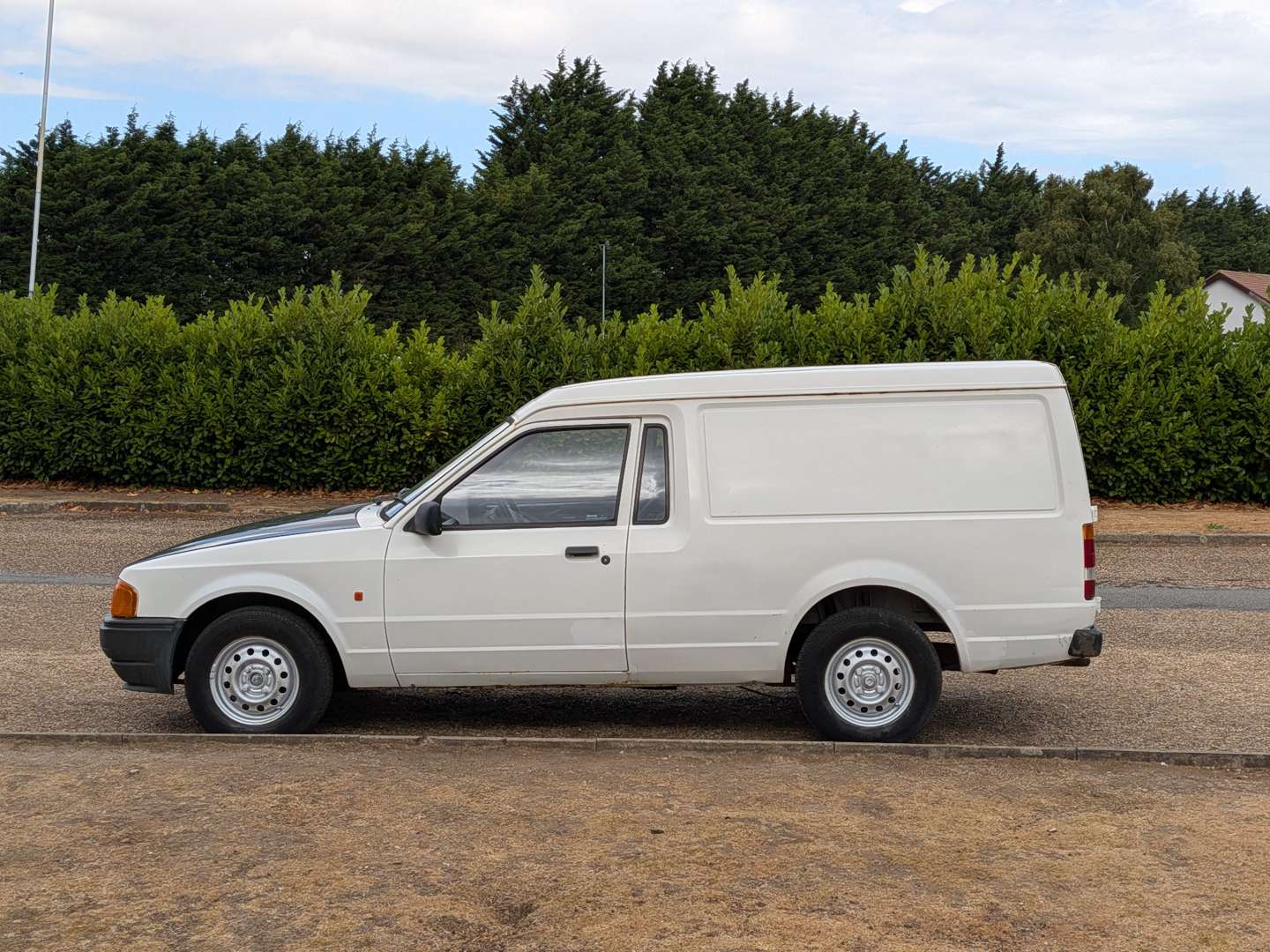 <p>1990 FORD ESCORT 35 VAN</p>