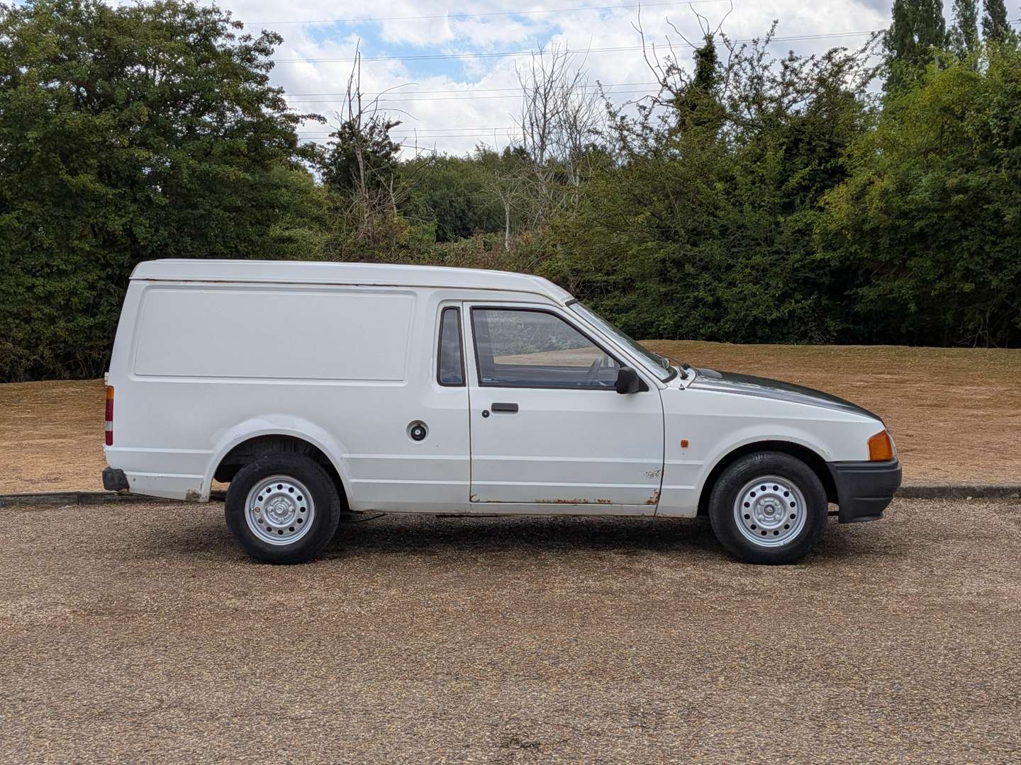 <p>1990 FORD ESCORT 35 VAN</p>