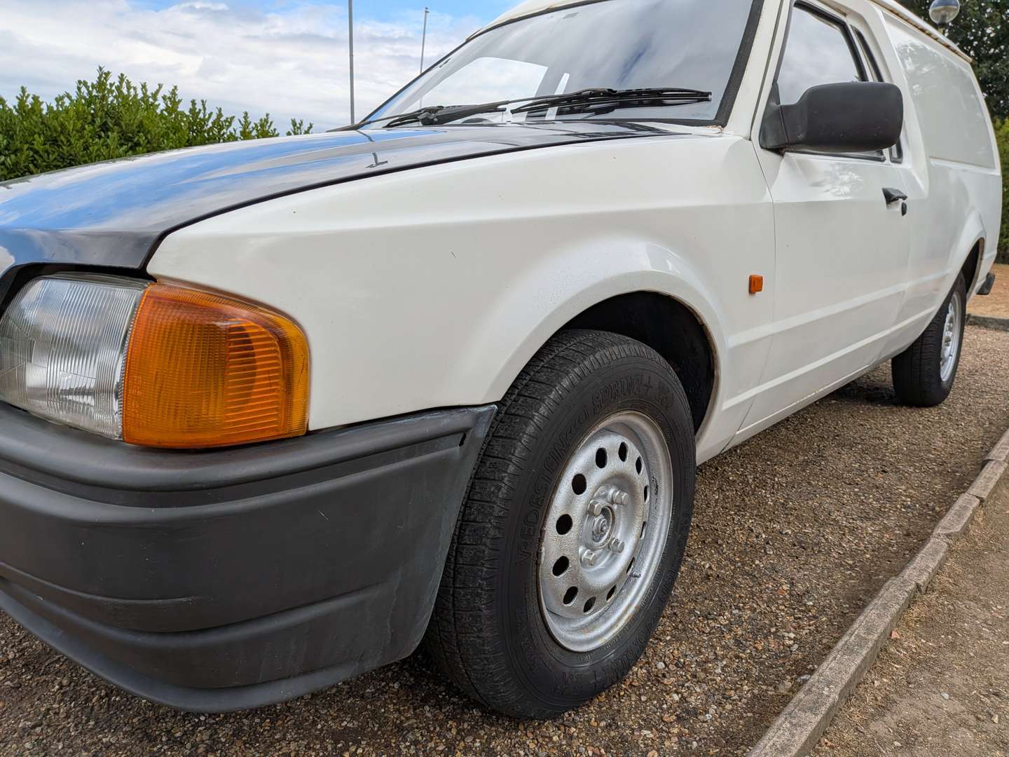 <p>1990 FORD ESCORT 35 VAN</p>