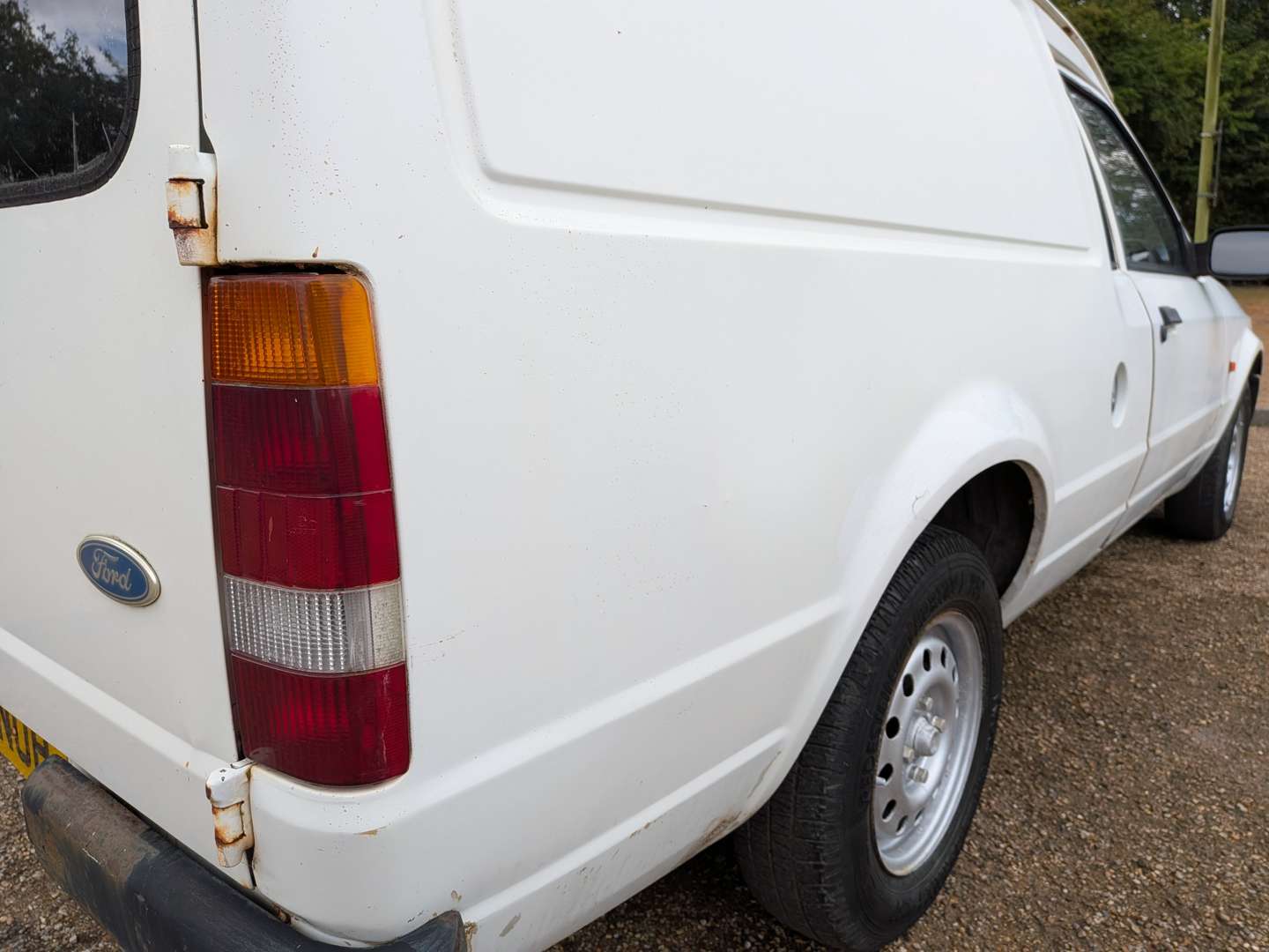 <p>1990 FORD ESCORT 35 VAN</p>