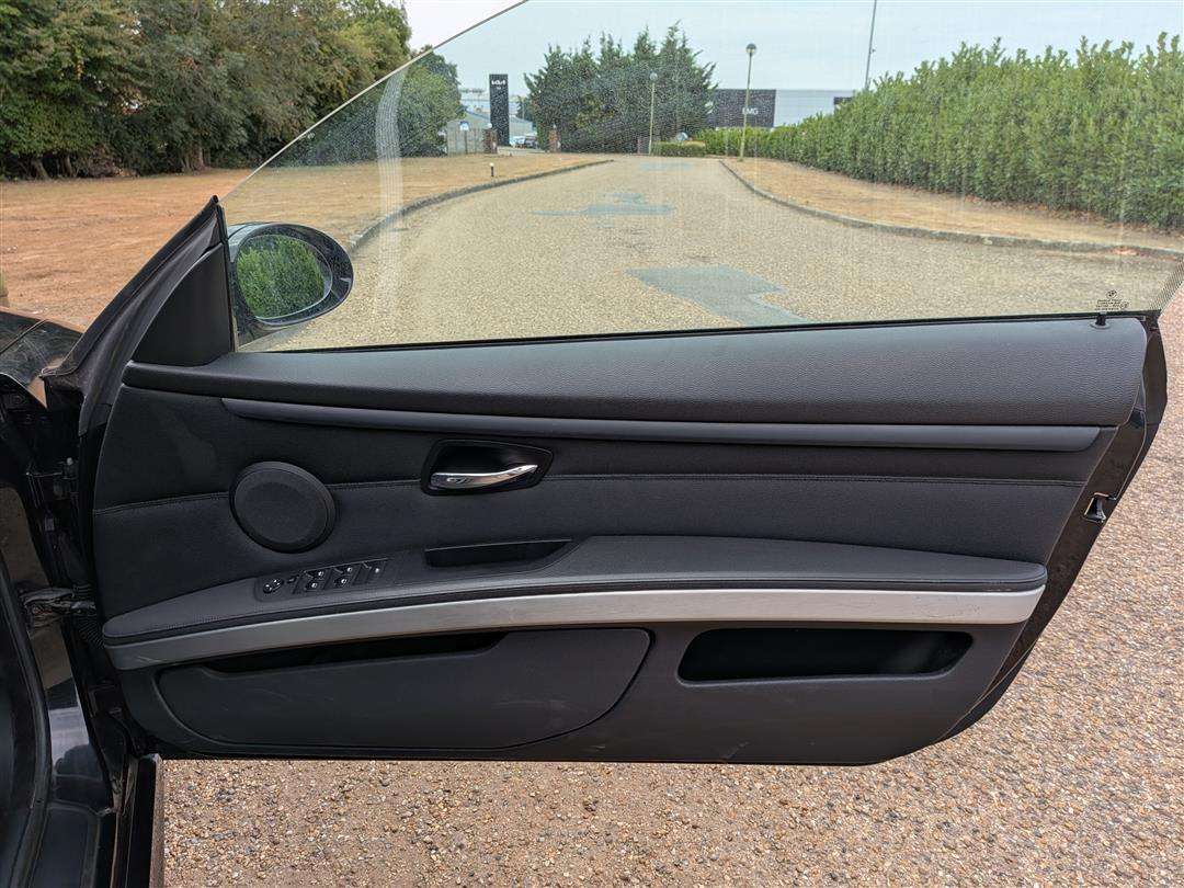 <p>2009 BMW 325I E93 M SPORT</p>
