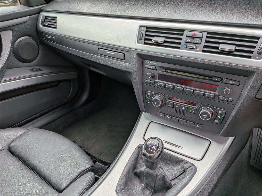 <p>2009 BMW 325I E93 M SPORT</p>